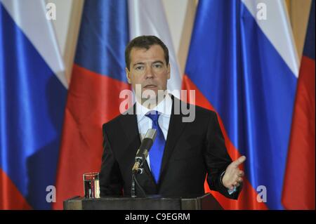 Le président russe Dmitri Medvedev parle au Château de Prague après la signature des contrats entre la Russie et la République tchèque avec le président tchèque Vaclav Klaus (pas sur la photo) le jeudi, 8 déc, 2011. Medvedev est sur une demi-journée de visite en République tchèque. (Photo/CTK Michal Dolezal) Banque D'Images