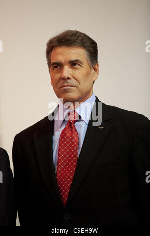 Candidat présidentiel républicain Gov. Rick Perry parle aux anciens combattants à bord du USS Yorktown museum le 8 décembre 2011 à Mt Pleasant, Caroline du Sud. Banque D'Images