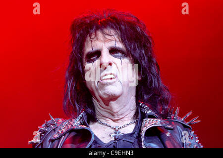 7 décembre 2011 - Oshawa, Ontario, Canada - le chanteur Alice Cooper se produit devant une salle comble près de spectacle au Centre de GM à Oshawa (Ontario) sur son dernier arrêt à l'appui de ses "non plus M. Nice Guy". (Crédit Image : © Steve/ZUMAPRESS.com) Dormer/Southcreek Banque D'Images