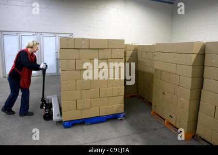 London, Ontario, Canada - le 8 décembre 2011. Wilma Armstrong positionne une palette de paniers de nourriture à l'Armée du Salut 2011 toy et centre de distribution de nourriture à l'intérieur de la construction au Western Fair District. Cette année, l'Armée du Salut s'attend à fournir de la nourriture et des paniers de jouets plus de 5 Banque D'Images