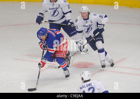 08 déc., 2011 - New York, New York, États-Unis - New York Rangers center Brad Richards (19), des pauses pour le net passé de Tampa Bay Steven Stamkos Lightning centre (91) au cours de la première période entre l'action de la LNH le Lightning de Tampa Bay et les Rangers de New York au Madison Square Garden. Les Rangers mènent 1-0 à la fi Banque D'Images
