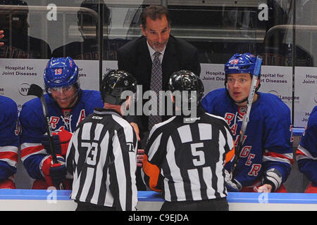 08 déc., 2011 - New York, New York, États-Unis - New York Rangers entraîneur-chef John Tortorella, Ruslan Fedotenko aile gauche (26) et le centre Brad Richards (19) réagissent à l'arbitre Chris Rooney (5) au cours de deuxième période entre l'action de la LNH le Lightning de Tampa Bay et les Rangers de New York au Madison Square Garden. (C Banque D'Images