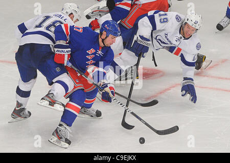 08 déc., 2011 - New York, New York, États-Unis - New York Rangers aile gauche Brandon Dubinsky (17) contrôle le palet loin de Tampa Bay l'aile droite Adam Hall (18) sur un face à face perdu par le Lightning de Tampa Bay Dominic Moore centre (19) au cours de la troisième période d'action de la LNH entre le Lightning de Tampa Bay et Banque D'Images