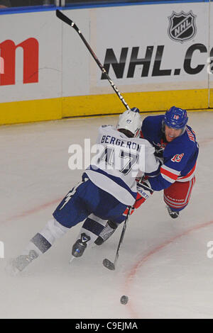 08 déc., 2011 - New York, New York, États-Unis - New York Rangers center Brad Richards (19) au-delà de la défense de Tampa Bay le défenseur Marc-andré Bergeron (47) heures supplémentaires au cours de l'action de la LNH entre le Lightning de Tampa Bay et les Rangers de New York au Madison Square Garden. La défaite de Tampa Bay Banque D'Images