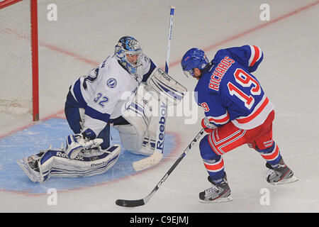 08 déc., 2011 - New York, New York, États-Unis - New York Rangers center Brad Richards (19) en patins sur le Lightning de Tampa Bay le gardien Mathieu Garon (32) au cours de l'action entre la NHL shootout Lightning de Tampa Bay et les Rangers de New York au Madison Square Garden. Tampa Bay a défait les Rangers 3-2 dans une fusillade Banque D'Images