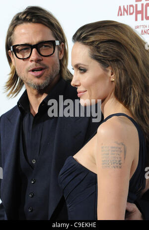 Le 9 décembre 2011 - Los Angeles, Californie, États-Unis - Brad Pitt, Angelina Jolie assistant à la première de Los Angeles ''In The Land Of Blood and Honey'' tenue à l'Arclight Theatre à Hollywood, Californie . 2011.(Image Crédit : Â© D. Long/Globe Photos/ZUMAPRESS.com) Banque D'Images