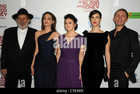 8 décembre 2011 - Los Angeles, Californie, États-Unis - Rade Serbedzija, Angelina Jolie,Vanesa Glodjo, Zana Marjanovic, Goran Kostic participant à la Los Angeles Première de ''In The Land Of Blood and Honey'' tenue à l'Arclight Theatre à Hollywood, Californie . 2011.(Image Crédit : Â© D. Long/Globe Photos/Z Banque D'Images