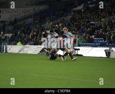 H Cup. VS Cardiff Blues. EDINBURGH RUGBY. Cardiff 9 décembre 2011. L'ailier Blues Chris Czekaj est abordé par Lee Jones d'Édimbourg lors de leur piscine 2 Tour 3 match tenu au Cardiff City Stadium. Photo Gareth Price - Veuillez mentionner Banque D'Images