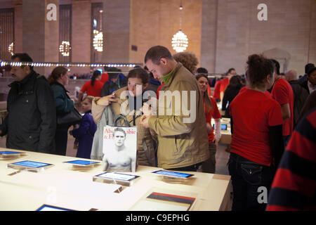 Des milliers de passionnés d'Apple s'abattre sur le Grand Central Terminal de New York pour l'ouverture de l'Apple store cinquième dans la ville le vendredi 9 décembre 2011. La société tech's new store prend plus de 23 000 pieds carrés à l'Est et au nord-est d'un balcon avec une grande partie de l'ouverture du magasin pour une vue de landma Banque D'Images