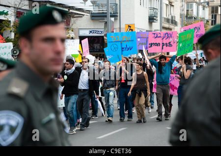 TEL AVIV - 9 décembre : des milliers de militants dans la rue à l'assemblée annuelle de l'homme mars à Tel Aviv. Banque D'Images