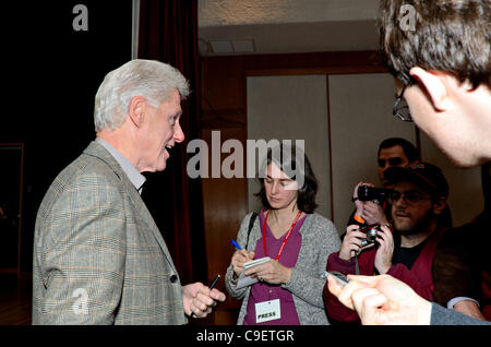 L'ancien président américain Bill Clinton s'adresse à la presse lors de la signature de son nouveau livre nouveau au travail à sa ville natale dans la bibliothèque de New York Chappaqua. Environ 500 personnes ont assisté à l'événement vendredi 9 décembre 2011. Banque D'Images