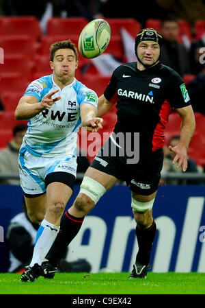 10.12.2011 Londres, Angleterre. Les balbuzards Scrum-Half (# 9) Rhys Webb passe au cours de la première moitié du 3ème tour de la Heineken Cup match entre sarrasins et côté gallois des Ospreys au stade de Wembley. Banque D'Images