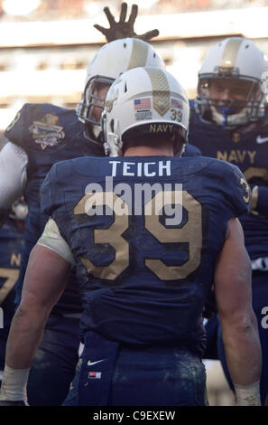 10 décembre 2011 - Landover, Maryland, United States of America - Navy fullback Alexander Teich # 39 célèbre avec ses coéquipiers dans l'extrémité nord zone après rushes pour 10 yards et le Touchdown marine vers la fin du deuxième trimestre Jeudi, 10 décembre 2011 à Fed Ex Field dans Landover Md. ....à l'ensemble de la Marine Banque D'Images