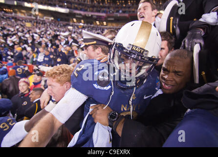 10 décembre 2011 - Landover, Maryland, United States of America - Navy Quarterback Kriss Proctor # 2 est assailli par les aspirants de marine, tout en célébrant la défaite de l'Armée 27-21 Samedi, 10 décembre 2011 à Fed Ex Field dans Landover Md. ....Navy a donné le ton au quatrième trimestre alors que les coûts de l'Armée erreur e Banque D'Images