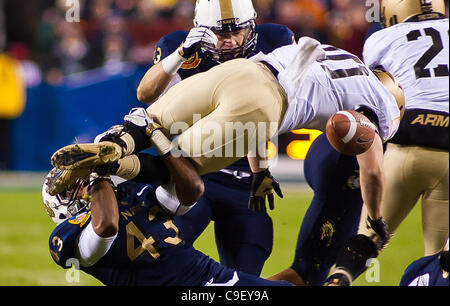 10 décembre 2011 - Landover, Maryland, United States of America - Navy freshman fullback Noah Copeland # 43 Armée upends punt returner Scott Williams # 10 causant Williams à tâtonner la balle à la marine 28 au début de la 4e trimestre de la 112e version de ce jeu de rivalité entre l'armée et la marine Sa Banque D'Images