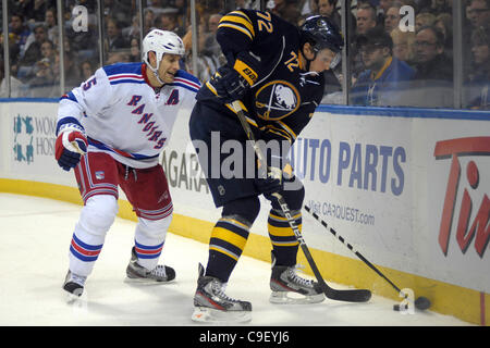 10 décembre 2011 - Buffalo, New York, États-Unis - Sabres de Buffalo center Luc Adam (72) a l'air de creuser la rondelle de l'extérieur de l'angle en face de Rangers de New York le défenseur Dan Girardi (5) dans la deuxième période à la First Niagara Center à Buffalo, New York. Les Rangers de New York le plomb des Sabres de Buffalo 2-1 au Banque D'Images