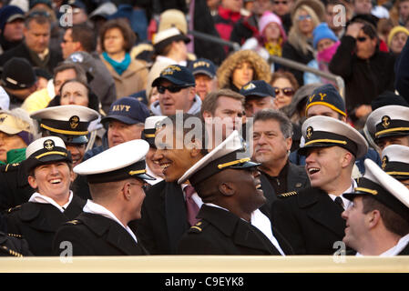 Le président Barack Obama partage un rire avec les aspirants de marine dans la première moitié de l'Army-Navy jeu Samedi, 10 décembre 2011 à FedEx Field à Landover, MD, c'est la 112ème réunion entre les chevaliers noirs et les aspirants de marine. Banque D'Images