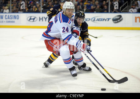 10 décembre 2011 - Buffalo, New York, États-Unis - New York Rangers aile droite Ryan Callahan (24) batailles avec Sabres de Buffalo le défenseur Jordan Leopold (3) tout en patinant la rondelle à travers la zone offensive en troisième période au First Niagara Center dans la région de Buffalo, dans les Rangers de New York a battu la Buffa Banque D'Images