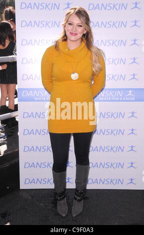 10 décembre 2011 - Hollywood, Californie, États-Unis - Hilary Duff et Danskin ''Skate pour une cause'' à la glace à Santa Monica Santa Monica, CA 12/10/11 2011..Hilary Duff(Image Crédit : Â© Scott Kirkland/Globe Photos/ZUMAPRESS.com) Banque D'Images