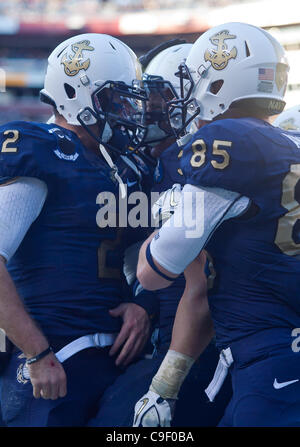 10 décembre 2011 - Landover, Maryland, United States of America - Navy fullback Alexander Teich # 39 célèbre avec ses coéquipiers Quarterback Marine Kriss Proctor # 2 marine et le receveur Matt Aiken # 85 dans l'extrémité nord zone après rushes pour 10 yards et le Touchdown marine vers la fin du deuxième trimestre s'assit Banque D'Images