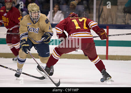 10 déc., 2011 - South Bend, Indiana, États-Unis - Notre Dame center Riley Sheahan (# 4) et l'aile droite Ferris State Eric Alexander (# 17) Bataille pour la rondelle dans l'action au cours de la première période NCAA match de hockey entre Notre Dame et Ferris State. La Cathédrale Notre Dame Fighting Irish défait le Bull Ferris State Banque D'Images