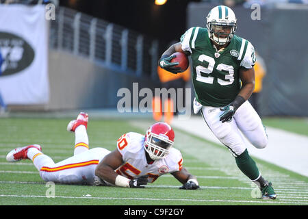 11 déc., 2011 - East Rutherford, New Jersey, États-Unis - New York Jets d'utiliser de nouveau SHONN GREENE (23) évite l'attaquer de Kansas City Chiefs secondeur JUSTIN HOUSTON (50) au stade de la Métropolitaine. (Crédit Image : © Brooks von Arx/Southcreek/ZUMAPRESS.com) Banque D'Images