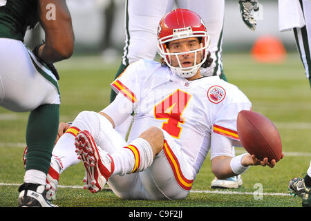 11 déc., 2011 - East Rutherford, New Jersey, États-Unis - Kansas City Chiefs quarterback Tyler Palko (4) après avoir été saccagée au stade de la métropolitaine à East Rutherford dans le New Jersey New York bat Kansas City 37 à 10 (Crédit Image : © Brooks von Arx/Southcreek/ZUMAPRESS.com) Banque D'Images