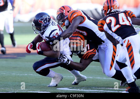 11 déc., 2011 - Cincinnati, Ohio, États-Unis - Houston Texans tournant retour Arian Foster (23) est abordé par la défensive des Bengals de Cincinnati s'attaquer à Geno Atkins (97) dans la NFL football match entre les Houston Texans et le Cincinnati Bengals de Cincinnati, OH. Les Bengals ont conduit les Texans 16-3 à la demie. (Cre Banque D'Images