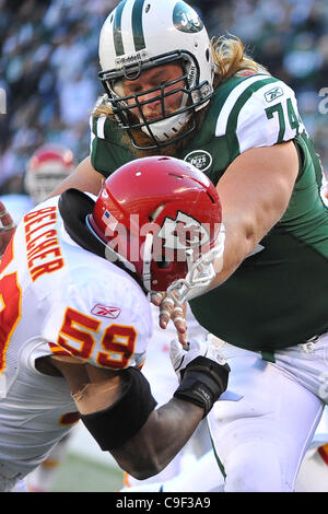 11 déc., 2011 - East Rutherford, New Jersey, États-Unis - New York Jets center Nick Mangold (74) et le Kansas City Chiefs linebacker Jovan Belcher (59) dans la Ligue nationale de football l'action au stade de la métropolitaine à East Rutherford dans le New Jersey sentiers Kansas City New York 21 à 0 à la mi-temps (crédit Image : © Brooks Banque D'Images