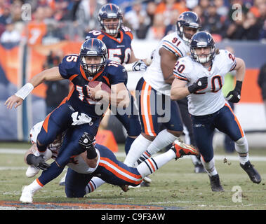 11 décembre 2011 - Denver, Colorado, États-Unis - Denver Broncos QB TIM TEBOW, gauche, exécute pour big progresse au cours de la 4ème trimestre. d'aider son équipe égaliser le match Sports Authority Field at Mile High dimanche après-midi. Les Broncos battre les ours 13-10. (Crédit Image : © Hector Acevedo/ZUMAPRESS.com) Banque D'Images