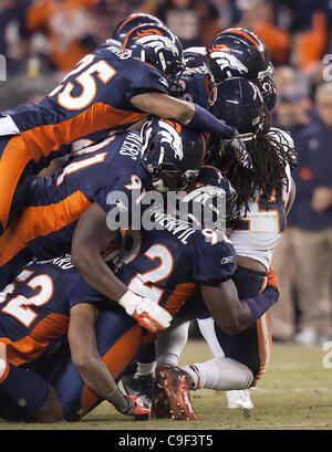 11 décembre 2011 - Denver, Colorado, États-Unis - Chicago Bears RB MARION COIFFURE exécute pour le parcage négatif contre Denver Broncos lors du 4ème trimestre. à Sports Authority Field at Mile High dimanche après-midi. Les Broncos battre les blancs au OT 13-10. (Crédit Image : © Hector Acevedo/ZUMAPRESS.com) Banque D'Images