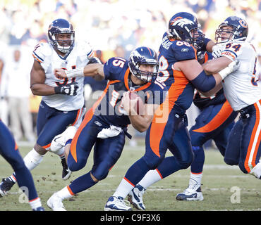 11 décembre 2011 - Denver, Colorado, États-Unis - Denver Broncos QB TIM TEBOW exécute pour le yardage pendant le 1er. trimestre à Sports Authority Field at Mile High dimanche après-midi. Les Broncos battre les blancs au OT 13-10. (Crédit Image : © Hector Acevedo/ZUMAPRESS.com) Banque D'Images