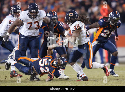 11 décembre 2011 - Denver, Colorado, États-Unis - Denver Broncos LB WESLEY WOODYARD, bandes en bas à gauche, la balle d'ours de Chicago RB MARION BARBER, droite, au cours OT pour aider son équipe à remporter le match sur les ours 13-10. (Crédit Image : © Hector Acevedo/ZUMAPRESS.com) Banque D'Images