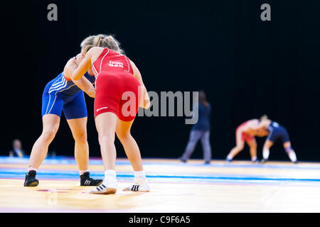 Aline FOCTEN d'Allemagne contre Laura SKUJINA de Lettonie dans le bronze de la femme 63kg Lutte Libre, Londres prépare Wrestling invitation Internationale, 10-11 Dec 11, ExCel London, UK. Banque D'Images