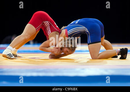 Aline FOCTEN d'Allemagne contre Laura SKUJINA de Lettonie dans le bronze de la femme 63kg Lutte Libre, Londres prépare Wrestling invitation Internationale, 10-11 Dec 11, ExCel London, UK. Banque D'Images