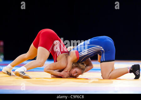 Aline FOCTEN d'Allemagne contre Laura SKUJINA de Lettonie dans le bronze de la femme 63kg Lutte Libre, Londres prépare Wrestling invitation Internationale, 10-11 Dec 11, ExCel London, UK. Banque D'Images