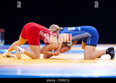 Aline FOCTEN d'Allemagne contre Laura SKUJINA de Lettonie dans le bronze de la femme 63kg Lutte Libre, Londres prépare Wrestling invitation Internationale, 10-11 Dec 11, ExCel London, UK. Banque D'Images