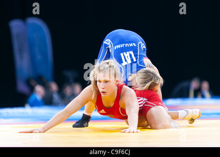 Aline FOCTEN d'Allemagne contre Laura SKUJINA de Lettonie dans le bronze de la femme 63kg Lutte Libre, Londres prépare Wrestling invitation Internationale, 10-11 Dec 11, ExCel London, UK. Banque D'Images