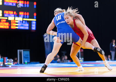 Aline FOCTEN d'Allemagne contre Laura SKUJINA de Lettonie dans le bronze de la femme 63kg Lutte Libre, Londres prépare Wrestling invitation Internationale, 10-11 Dec 11, ExCel London, UK. Banque D'Images