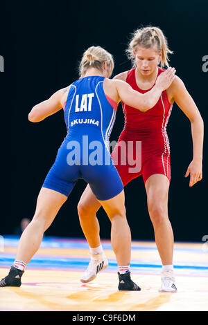 Aline FOCTEN d'Allemagne contre Laura SKUJINA de Lettonie dans le bronze de la femme 63kg Lutte Libre, Londres prépare Wrestling invitation Internationale, 10-11 Dec 11, ExCel London, UK. Banque D'Images