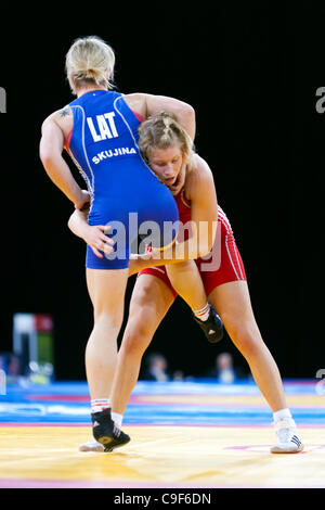 Aline FOCTEN d'Allemagne contre Laura SKUJINA de Lettonie dans le bronze de la femme 63kg Lutte Libre, Londres prépare Wrestling invitation Internationale, 10-11 Dec 11, ExCel London, UK. Banque D'Images