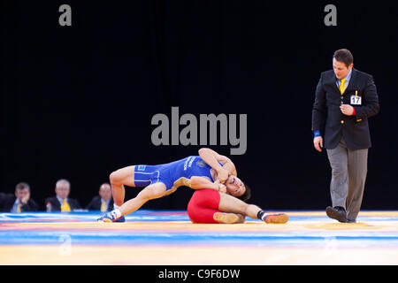 M. Aktas de Turquie v O SAM de la Russie dans l'or des Hommes 60kg Lutte Libre, Londres prépare Wrestling invitation Internationale, 10-11 Dec 11, ExCel London, UK. Banque D'Images