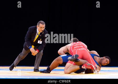 Edgardo LOPEZ de Porto Rico v D LIGETI de Hongrie a gagné l'or chez les hommes 120kg Lutte Libre, Londres prépare Wrestling invitation Internationale, 10-11 Dec 11, ExCel London, UK. Banque D'Images