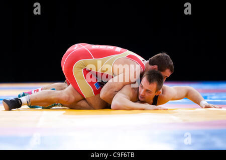 BELONOVSKY Y de la Russie v Radoslaw BARAN de Pologne en compétition dans le Men's 96kg Lutte Libre, Londres prépare Wrestling invitation Internationale, 10-11 Dec 11, ExCel London, UK. Banque D'Images