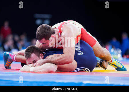 BELONOVSKY Y de la Russie v Radoslaw BARAN de Pologne en compétition dans le Men's 96kg Lutte Libre, Londres prépare Wrestling invitation Internationale, 10-11 Dec 11, ExCel London, UK. Banque D'Images