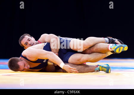 BELONOVSKY Y de la Russie v Radoslaw BARAN de Pologne en compétition dans le Men's 96kg Lutte Libre, Londres prépare Wrestling invitation Internationale, 10-11 Dec 11, ExCel London, UK. Banque D'Images