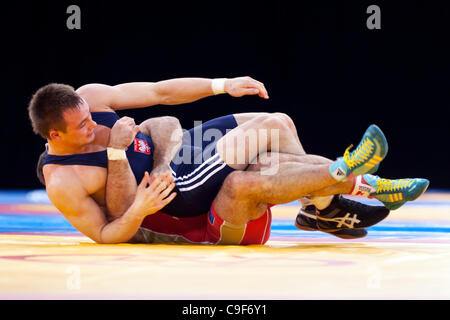 BELONOVSKY Y de la Russie v Radoslaw BARAN de Pologne en compétition dans le Men's 96kg Lutte Libre, Londres prépare Wrestling invitation Internationale, 10-11 Dec 11, ExCel London, UK. Banque D'Images