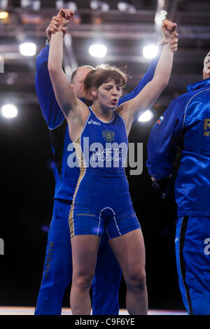 E LE BUKINA de Russie qui se font concurrence sur les Women's 72kg Lutte Libre, Londres prépare Wrestling invitation Internationale, 10-11 Dec 11, ExCel London, UK. Banque D'Images