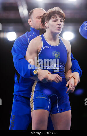 E LE BUKINA de Russie qui se font concurrence sur les Women's 72kg Lutte Libre, Londres prépare Wrestling invitation Internationale, 10-11 Dec 11, ExCel London, UK. Banque D'Images