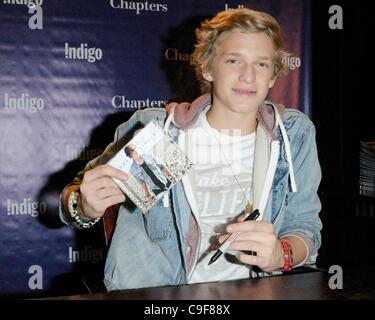 Cody Simpson à l'apparence en magasin pour Cody Simpson CD Signature pour l'autre CD, la librairie Chapters, Toronto, le 12 décembre 2011. Photo par : Nicole Springer/Everett Collection Banque D'Images